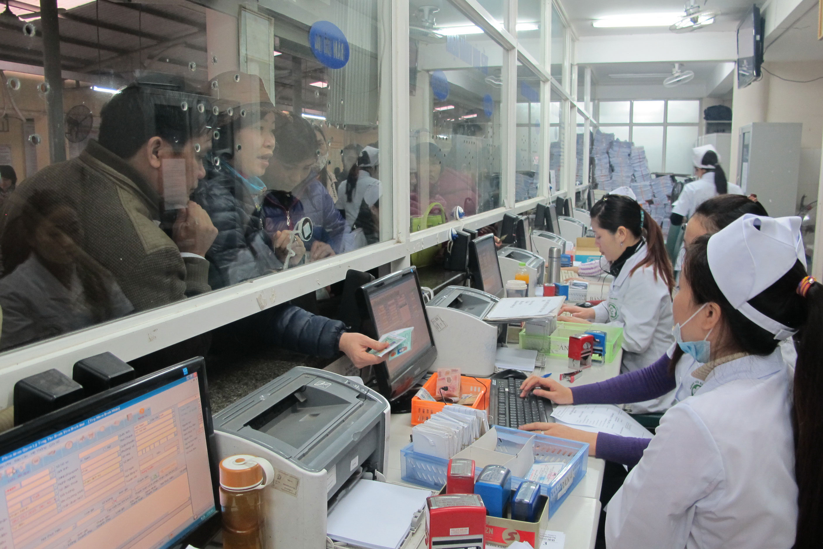 Thủ tục rườm r&agrave; khi mua BHYT theo hộ gia đ&igrave;nh khiến người d&acirc;n ngừng mua BHYT, chấp nhận trả tiền khi kh&aacute;m chữa bệnh
