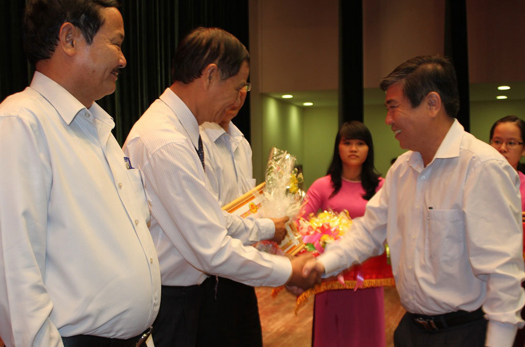 Phó Bí thư Thành ủy TP HCM Nguyễn Thành Phong khen thưởng các tập thể, tổ chức thực hiện hiệu quả Chỉ thị 03 của Bộ Chính trị