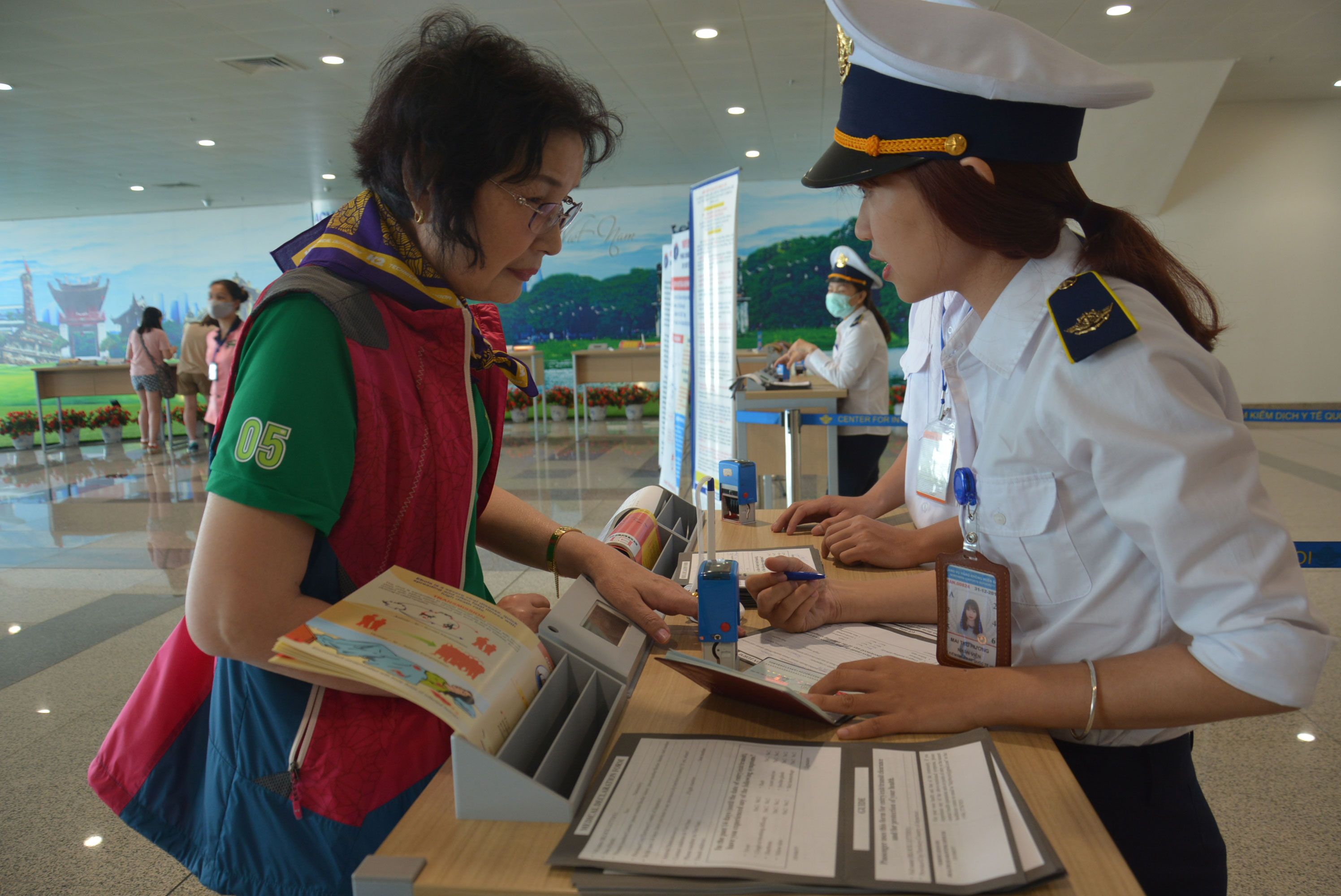 Hành khách đến từ Hàn Quốc khai báo y tế tại Sân bay quốc tế Nội Bài, Hà Nội