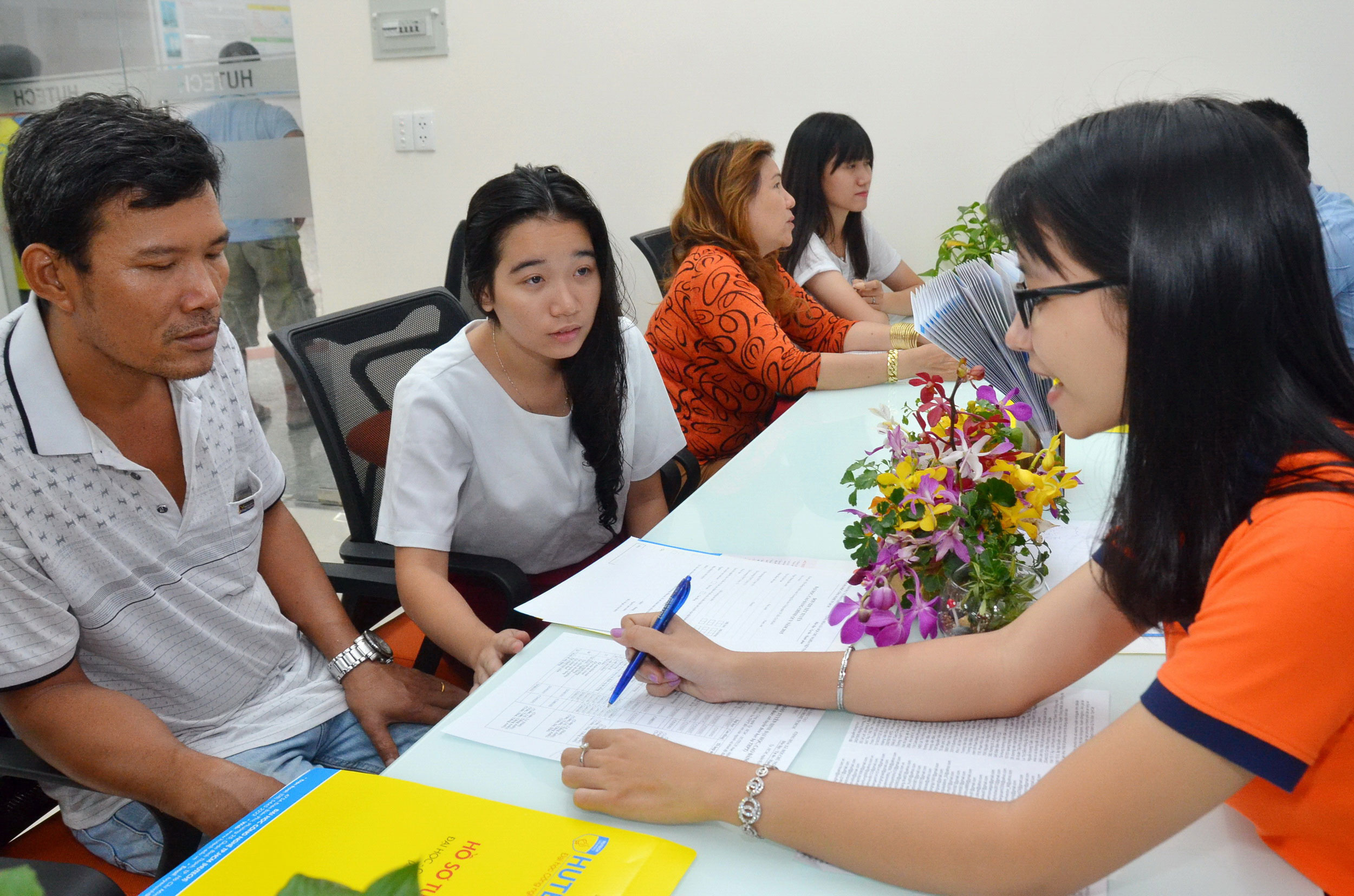 Thí sinh tìm hiểu thông tin xét tuyển tại Trường ĐH Công nghệ TP HCM Ảnh: TẤN THẠNH
