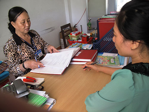 Trung bình mỗi ngày có đến hơn 100 báo cáo được gửi qua bộ phận văn thư của UBND huyện Tuy An, tỉnh Phú Yên Ảnh: HỒNG ÁNH