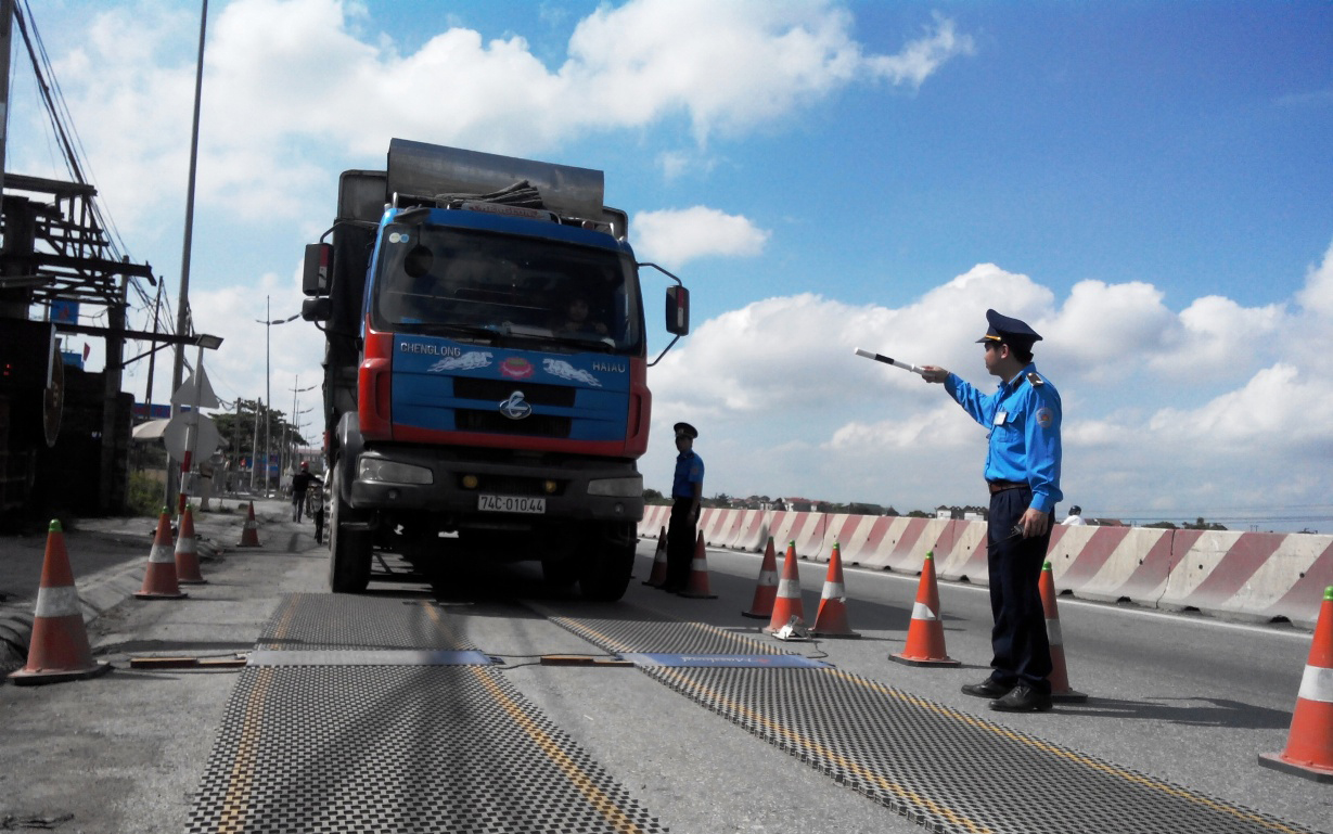 Lực lượng thanh tra giao th&ocirc;ng H&agrave; Nội kiểm so&aacute;t tải trọng xe bằng c&acirc;n lưu động