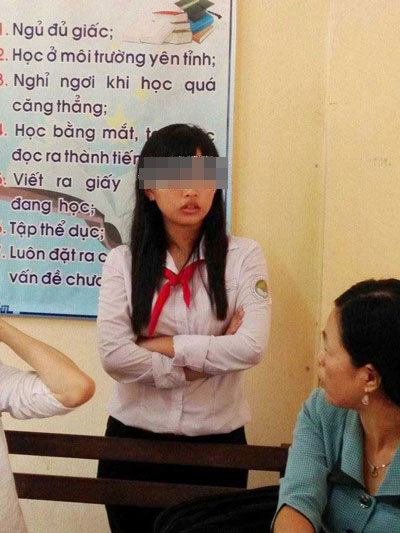 Một nữ sinh từng tham gia đánh học sinh M.Th
tường trình lại vụ việc với ban giám hiệu nhà trường