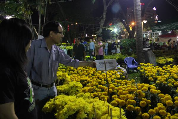 &nbsp;Hoa c&uacute;c được giảm gi&aacute; nhiều nhất tại chợ hoa