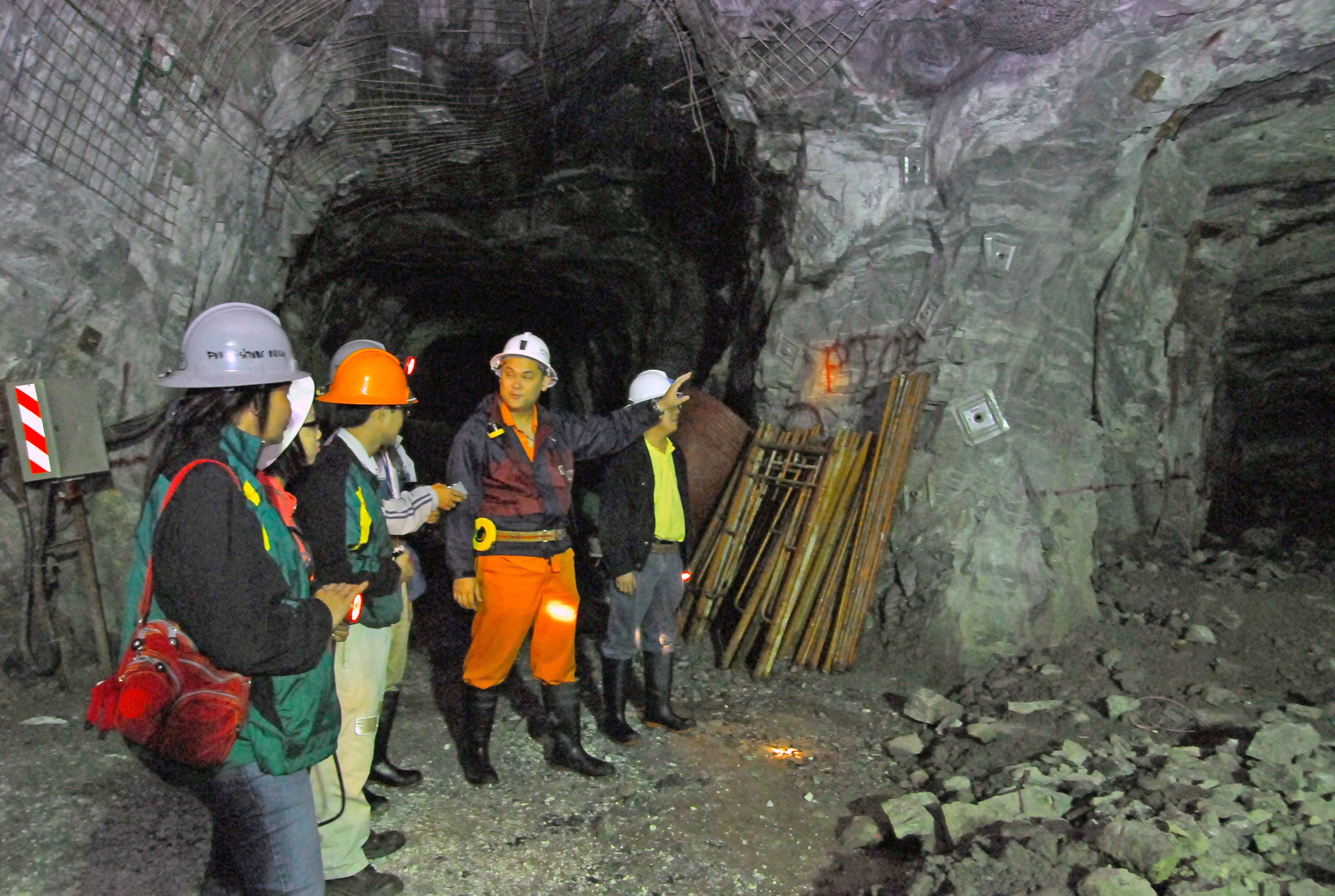 Bên trong hầm khai thác vàng của Công ty Bồng Miêu Ảnh: QUANGNAM.GOV.VN