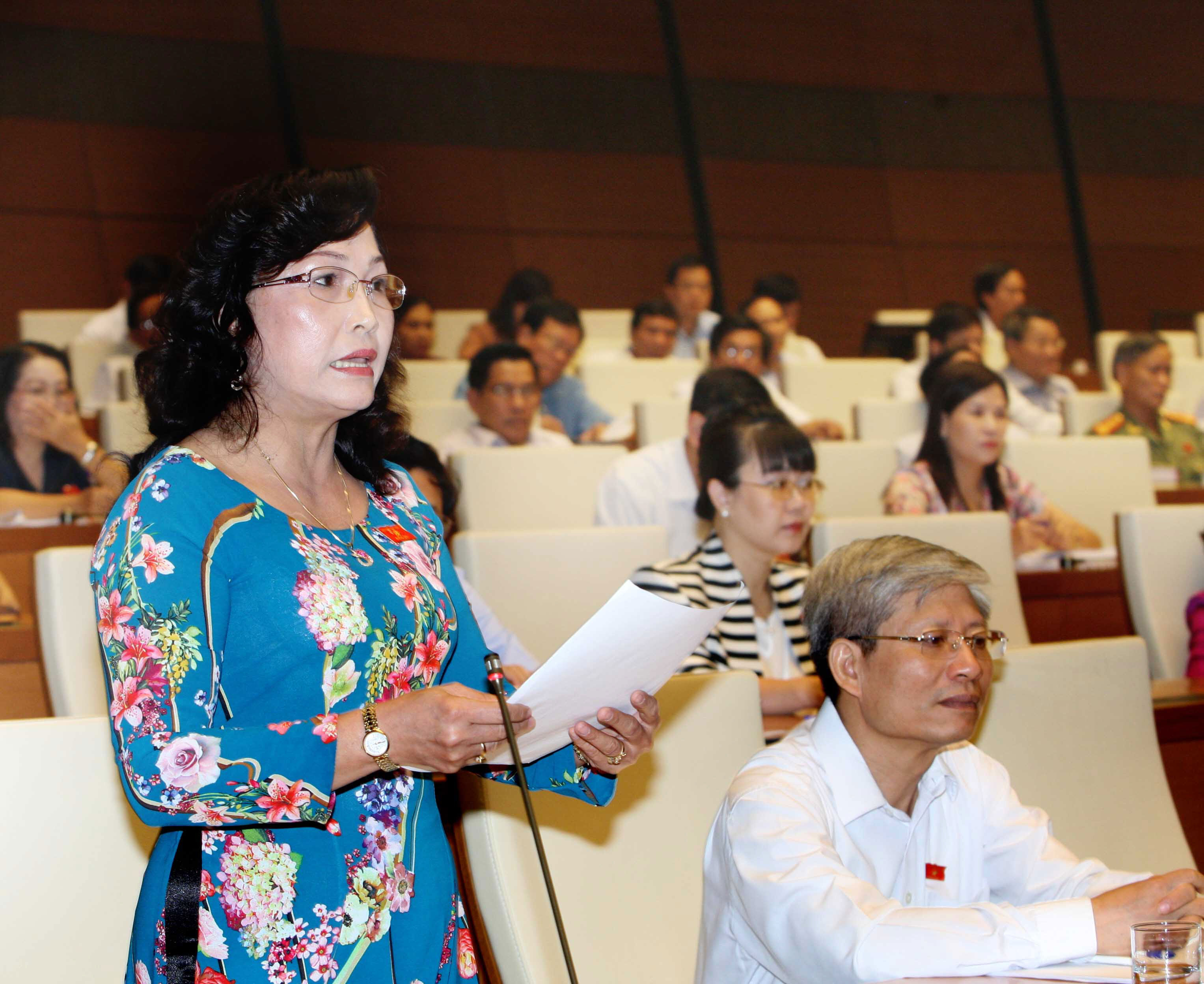 ĐB Nguyễn Thị Kim B&eacute; (Ki&ecirc;n Giang): &ldquo;Bộ trưởng sẽ n&oacute;i g&igrave; với b&agrave; con về n&ocirc;ng sản &ugrave;n ứ v&agrave; l&agrave;m thế n&agrave;o để họ y&ecirc;n t&acirc;m?&rdquo;Ảnh: TTXVN