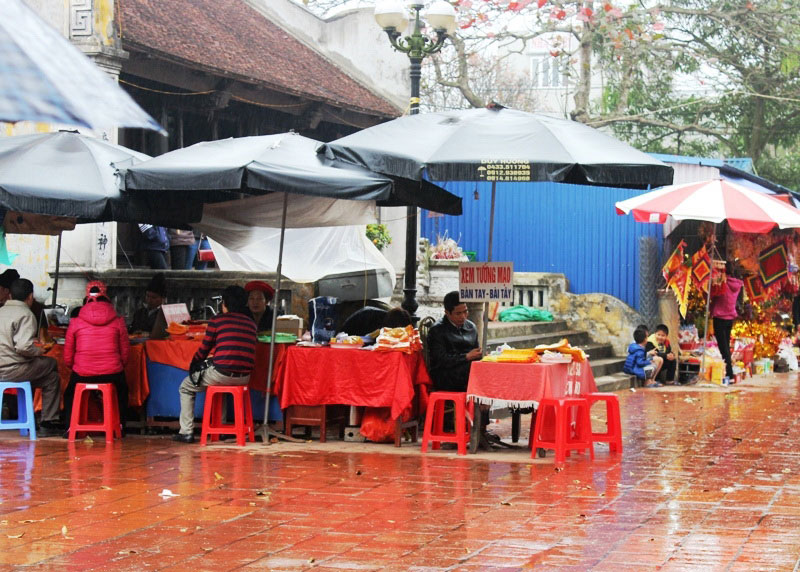 Xem tướng, bói bài... tràn lan trong Đền Bảo Lộc
