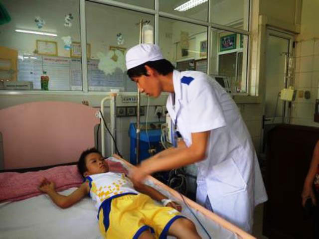 Cháu Ngô Thanh Tài điều trị tại bệnh viện Ảnh: BỘI NHIÊN