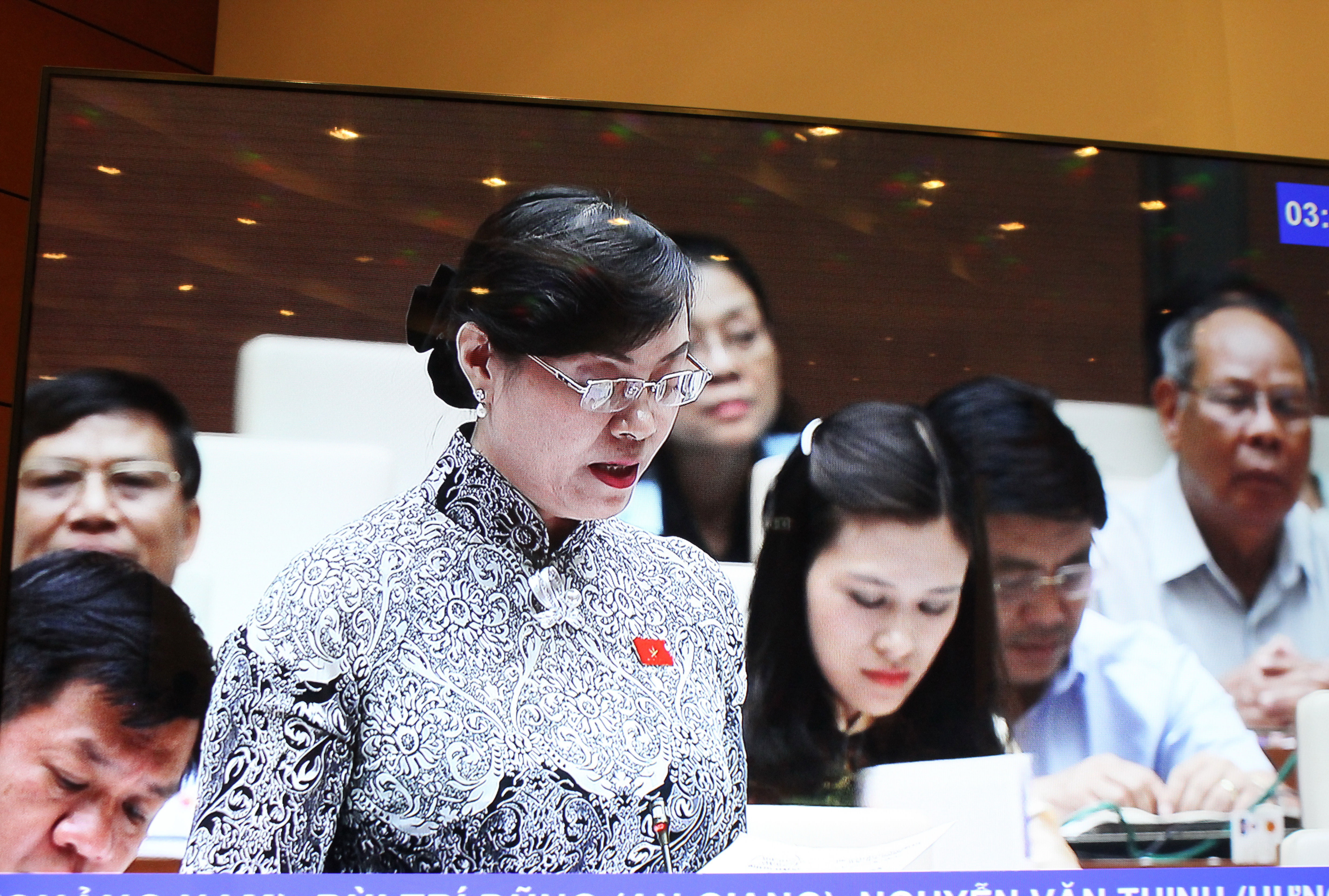 ĐB Nguyễn Thị Quyết T&acirc;m (TP HCM) đề nghị QH đ&aacute;nh gi&aacute; Nghị quyết 26 về thực hiện th&iacute; điểm kh&ocirc;ng tổ chức HĐND huyện, quận, phường