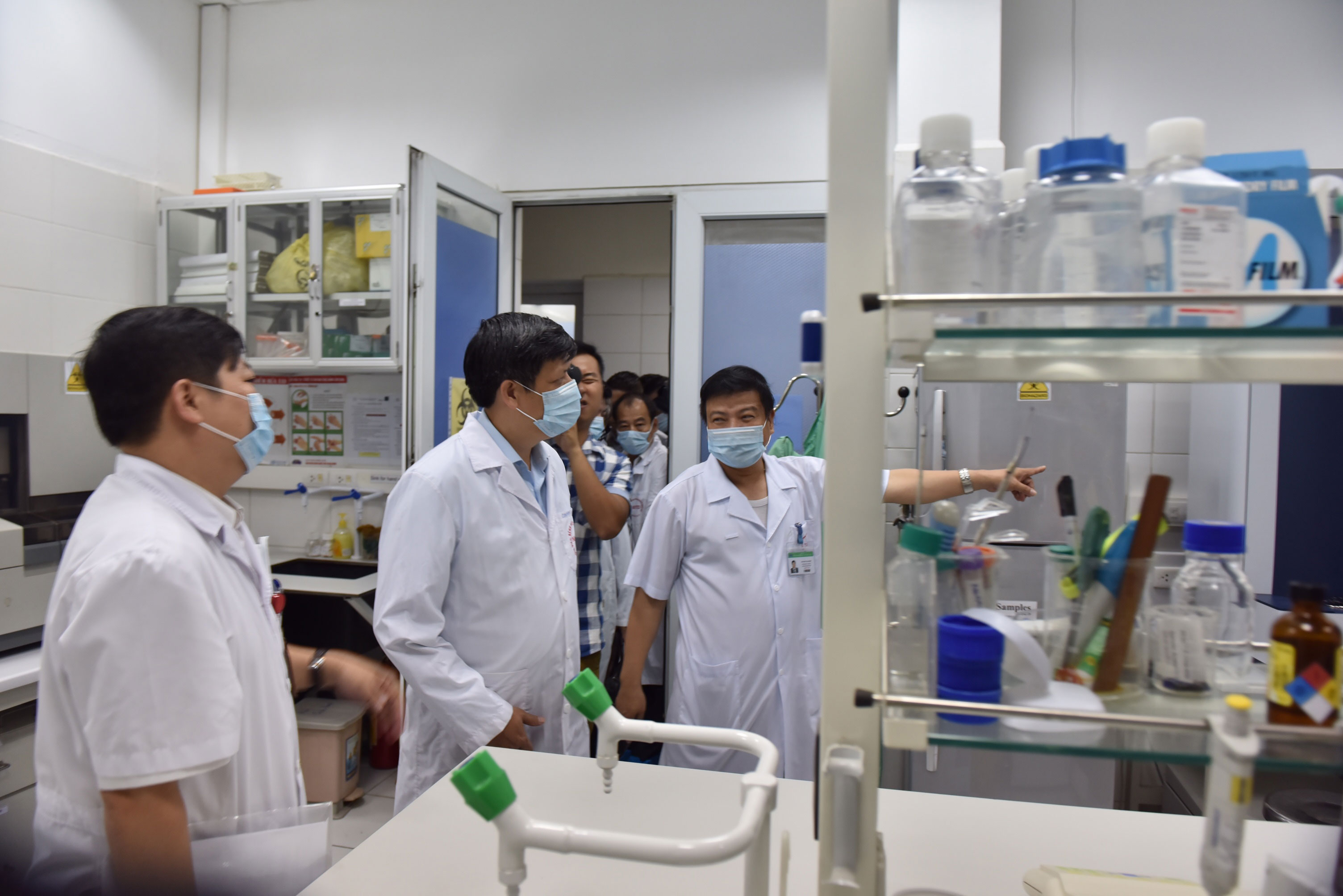 Đo&agrave;n của Bộ Y tế do Thứ trưởng Nguyễn Thanh Long dẫn đầu, kiểm tra c&ocirc;ng t&aacute;c ứng ph&oacute; với MERS-CoV tại BV Bệnh nhiệt đới trung ương  Ảnh: NGỌC DUNG