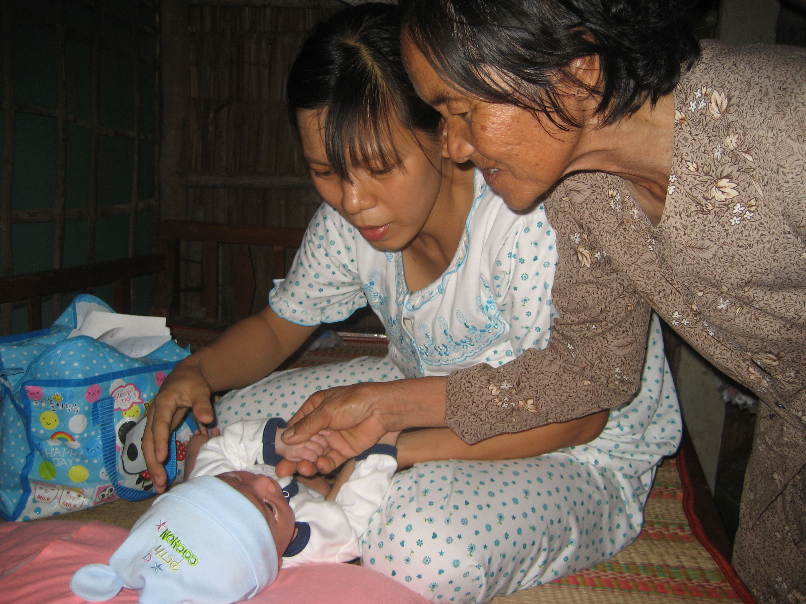 B&eacute; Dương Minh Ph&aacute;t b&ecirc;n người th&acirc;n trong ng&agrave;y trở về
