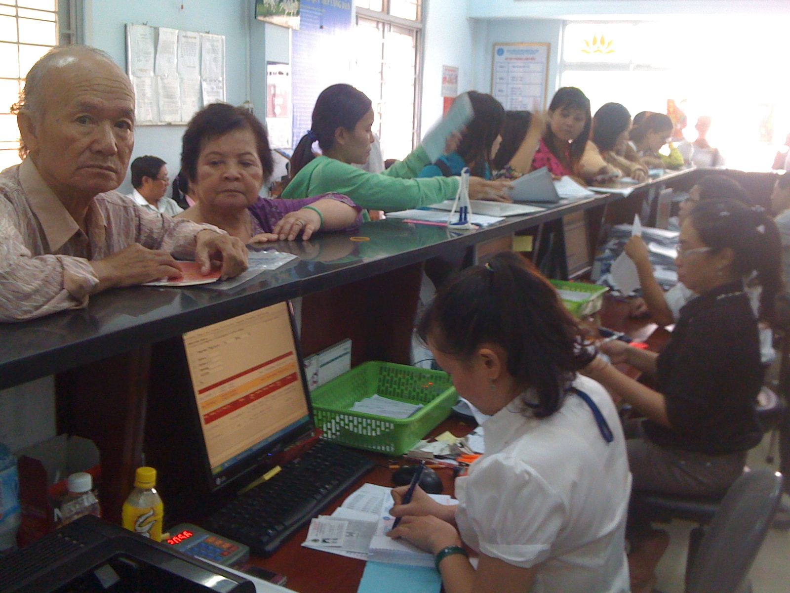 Người dân đến giải quyết chế độ BHXH tại Tân Phú. Ảnh: BHXH TP HCM