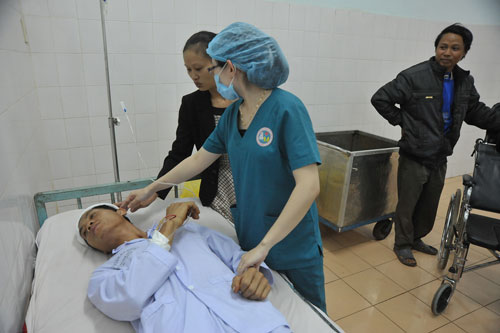 Nạn nhân Vũ Công Danh điều trị tại bệnh viện sau khi bị Vũ Văn Đản chém trọng thương trong vụ trọng án xảy ra tại tỉnh Gia Lai vào chiều 23-8 Ảnh: Hoàng Thanh.