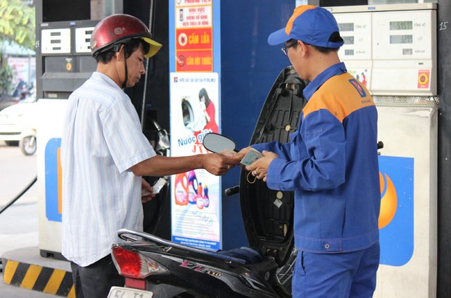 Đại lý được hưởng chiết khấu cả ngàn đồng/lít xăng dầu. Ảnh: Thành Hoa