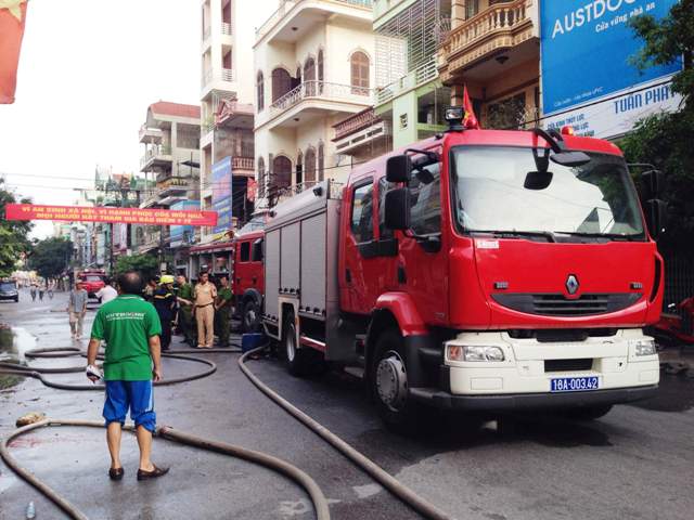Đến 7 giời s&aacute;ng nay, ngọn lửa đ&atilde; được khống chế ho&agrave;n to&agrave;n