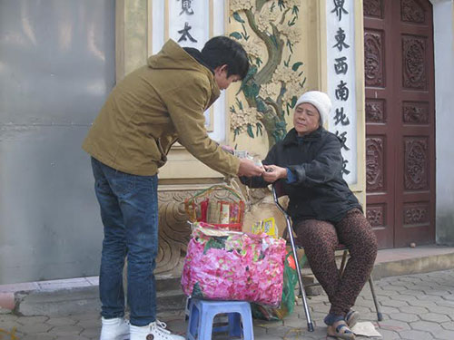 Người phụ nữ đổi tiền trước đền Quán Thánh cho biết nếu khách có nhu cầu đổi tiền lẻ số lượng lớn thì vẫn đáp ứng được Ảnh: NGUYỄN HƯỞNG