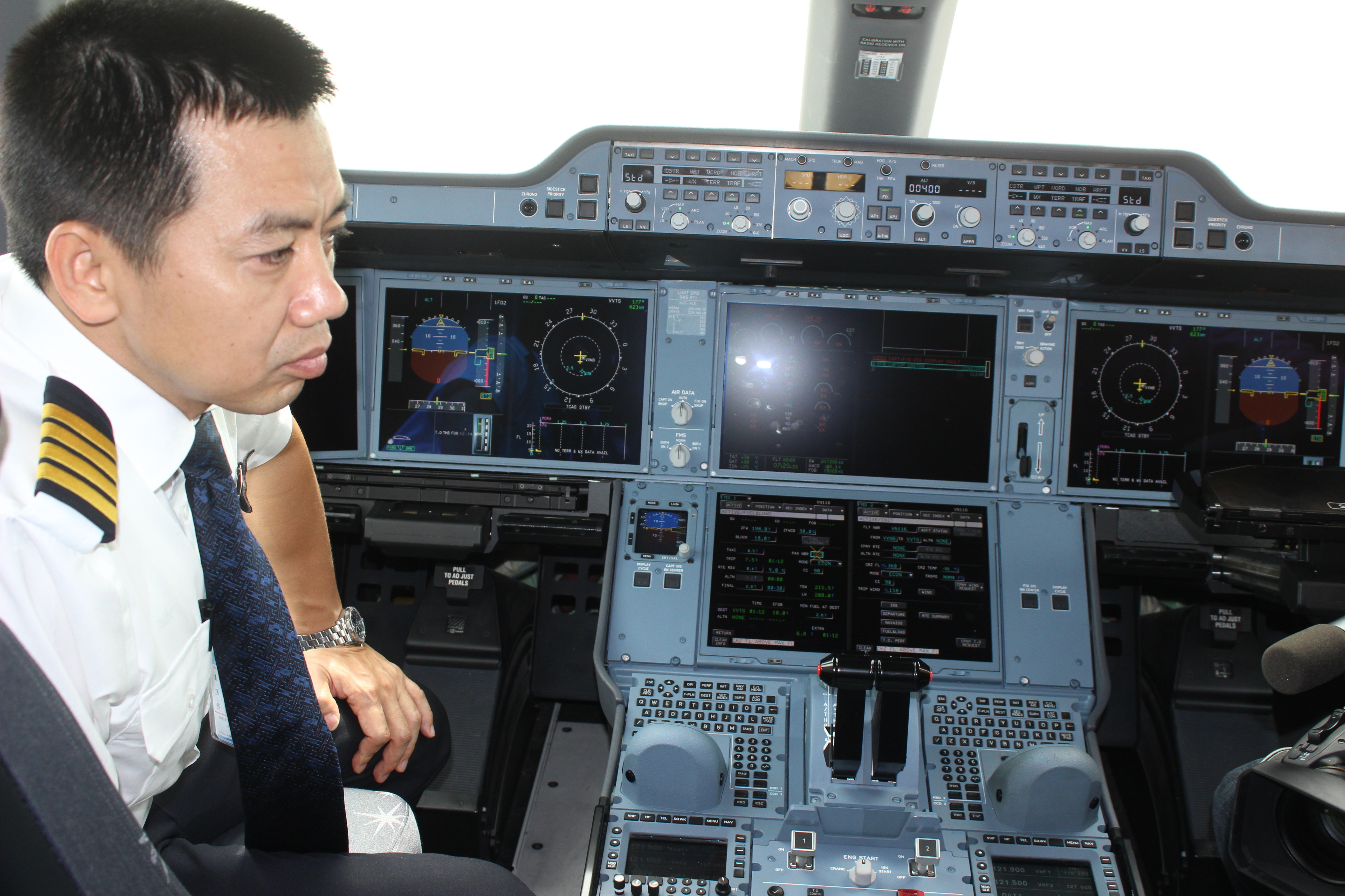 Tr&ecirc;n m&aacute;y bay A350-900, h&agrave;nh kh&aacute;ch c&oacute; thể truy cập internet v&agrave; nhắn tin qua SMS. Trong ảnh: Ph&ograve;ng l&aacute;i m&aacute;y bay Airbus A350-900 Ảnh: Phương Nhung
