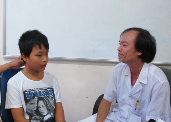 PGS Nguyễn Tiến Dũng tr&ograve; truyện với người bệnh, dặn d&ograve; người bệnh trước khi xuất viện