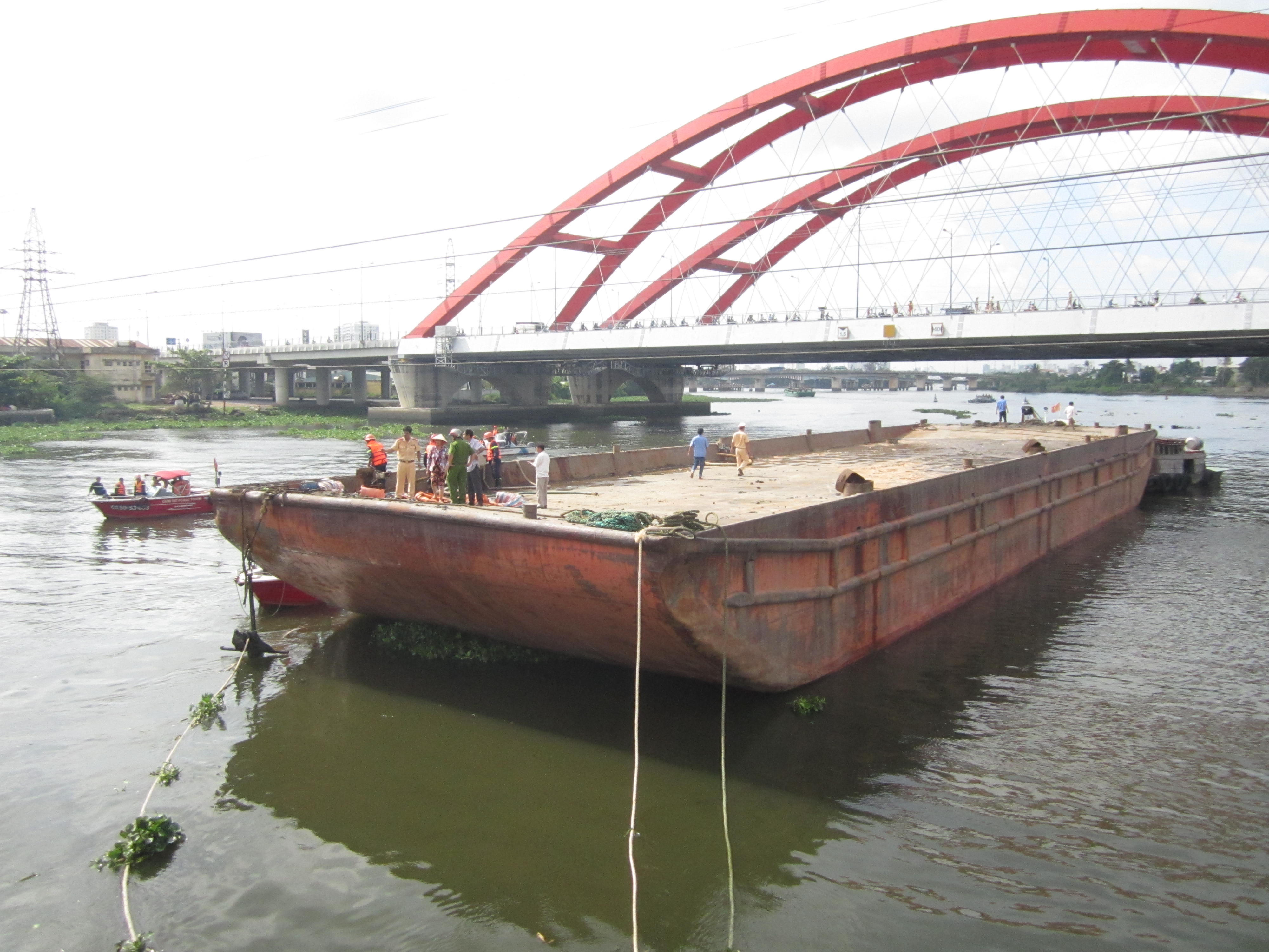 Sau hơn 2 giờ nỗ lực, chiếc s&agrave; lan được giải cứu th&agrave;nh c&ocirc;ng