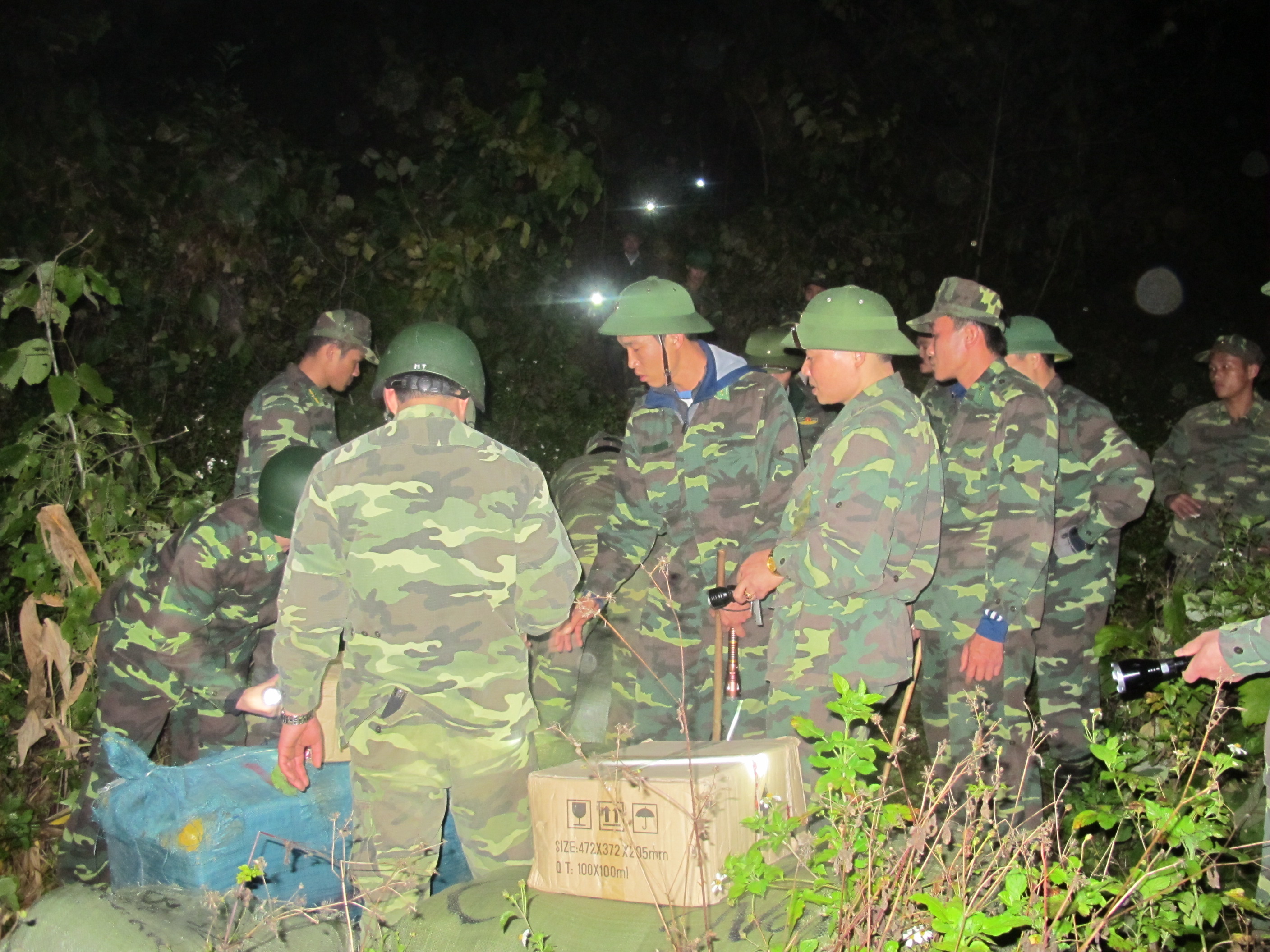 Trong những th&aacute;ng gần đ&acirc;y, lực lượng bi&ecirc;n ph&ograve;ng tỉnh Lạng Sơn đ&atilde; tăng cường tối đa quan số, triển khai gần 40 l&aacute;n trại, bố tr&iacute; lực lượng chốt ở những điểm n&oacute;ng để ngăn chặn t&igrave;nh trạng chuyển h&agrave;ng lậu về Việt Nam. Trong ảnh: C&aacute;n bộ Đồn Bi&ecirc;n ph&ograve;ng T&acirc;n Thanh với sự hỗ tợ của c&aacute;c l&iacute;nh đặc nhiệm của Bộ Tư lệnh Bộ đội bi&ecirc;n ph&ograve;ng v&acirc;y r&aacute;p v&agrave; bắt giữ 1 vụ vận chuyển h&agrave;ng lậu qua bi&ecirc;n giới ở gần mốc bi&ecirc;n giới 1092.