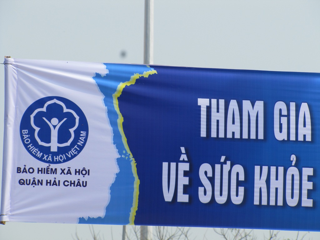 Băng r&ocirc;n quảng c&aacute;o c&oacute; bản đồ Việt Nam, đứt đầu, đứt đu&ocirc;i tr&ocirc;ng rất phản cảm