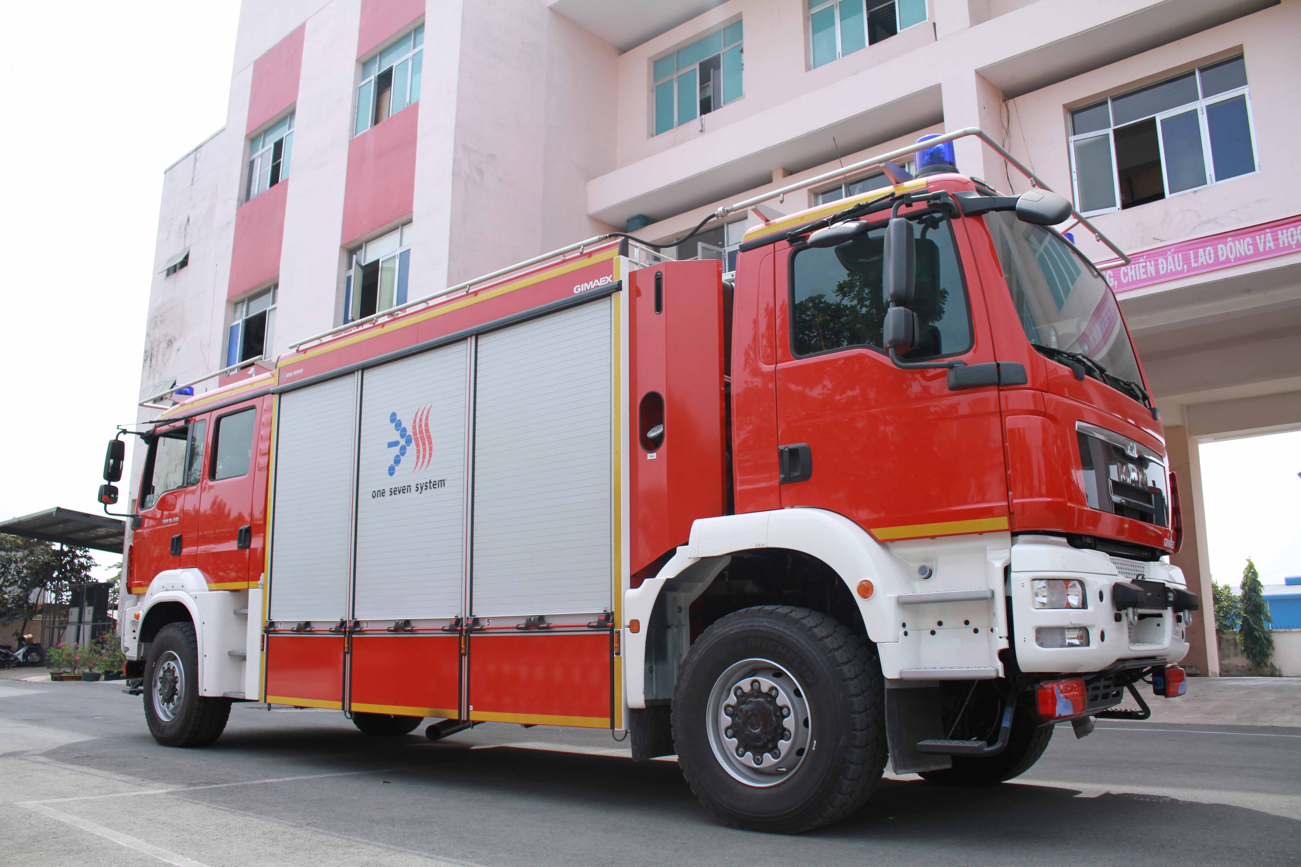 Xe chữa ch&aacute;y đường hầm 2 đầu l&agrave; loại xe chữa ch&aacute;y 2 buồng l&aacute;i, cơ động ra v&agrave;o trong đường hầm, kh&ocirc;ng cần quay đầu xe