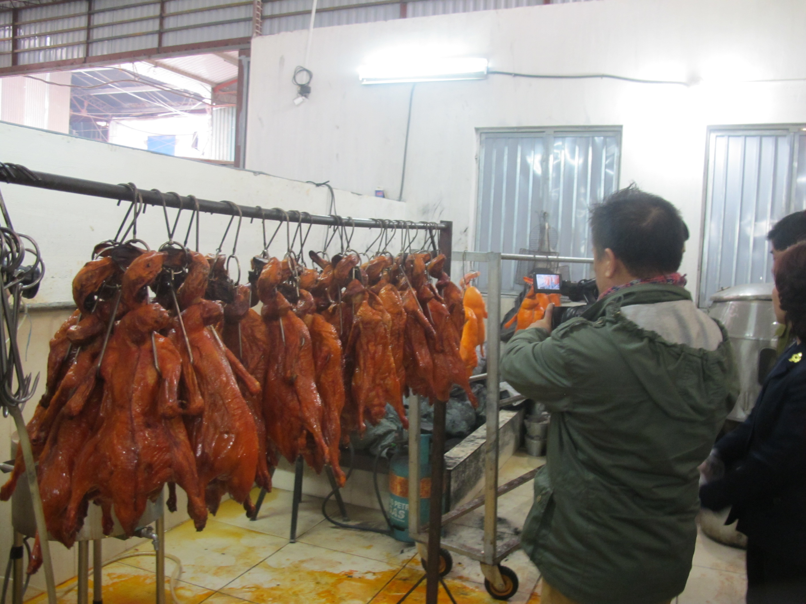 Ướp phẩm m&agrave;u để cho ra những ch&uacute; vịt nướng, quay bắt mắt.
