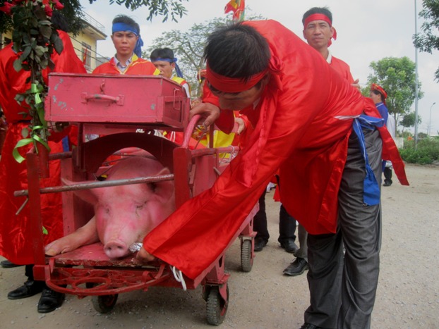 Gia đình nu&ocirc;i &ocirc;ng &ldquo;ỉn&rdquo; là người do d&acirc;n làng chọn ra, phải là gia đình có uy tín ch&acirc;́p hành t&ocirc;́t chính sách nhà nước, có c&ocirc;ng với làng xóm, con cái đu&ecirc;̀ hu&ecirc;̀ và hạnh phúc
