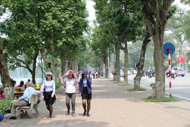Bờ H&ocirc;̀ Gươm nh&ocirc;̣n nhịp đ&acirc;̀y sức s&ocirc;́ng hơn hẳn