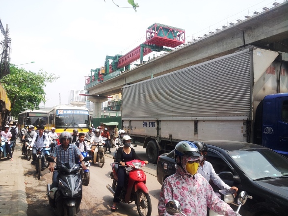 Phương tiện đi qua khu vực này di chuyển chậm và rất khó khăn