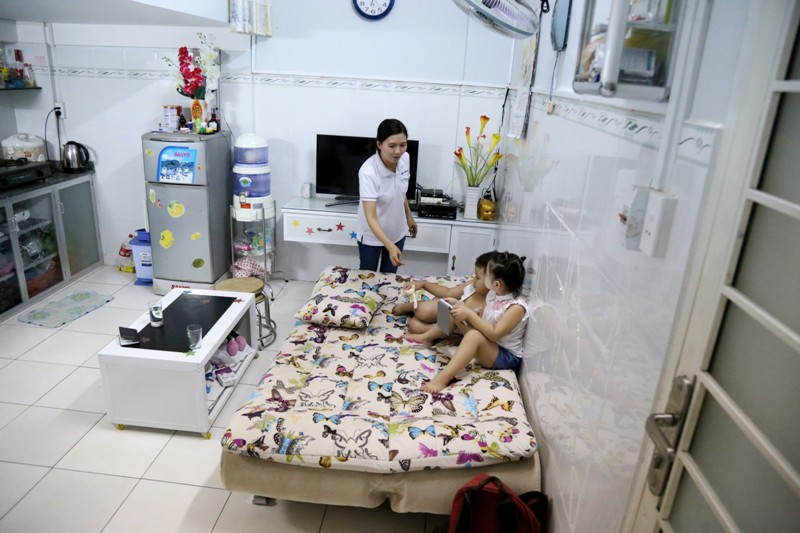 Để mua căn hộ c&oacute; diện t&iacute;ch sử dụng 30m2 n&agrave;y, c&ocirc;ng nh&acirc;n Phạm Thị Tuyết &Aacute;nh trả trước khoảng 40 triệu đồng, mỗi th&aacute;ng chị trả g&oacute;p 1.850.000 ng&agrave;n đồng. Chị &Aacute;nh n&oacute;i: T&iacute;nh tổng cộng th&igrave; căn hộ n&agrave;y 150 triệu đồng. Khu n&agrave;y l&agrave; rẻ nhất Việt Nam rồi