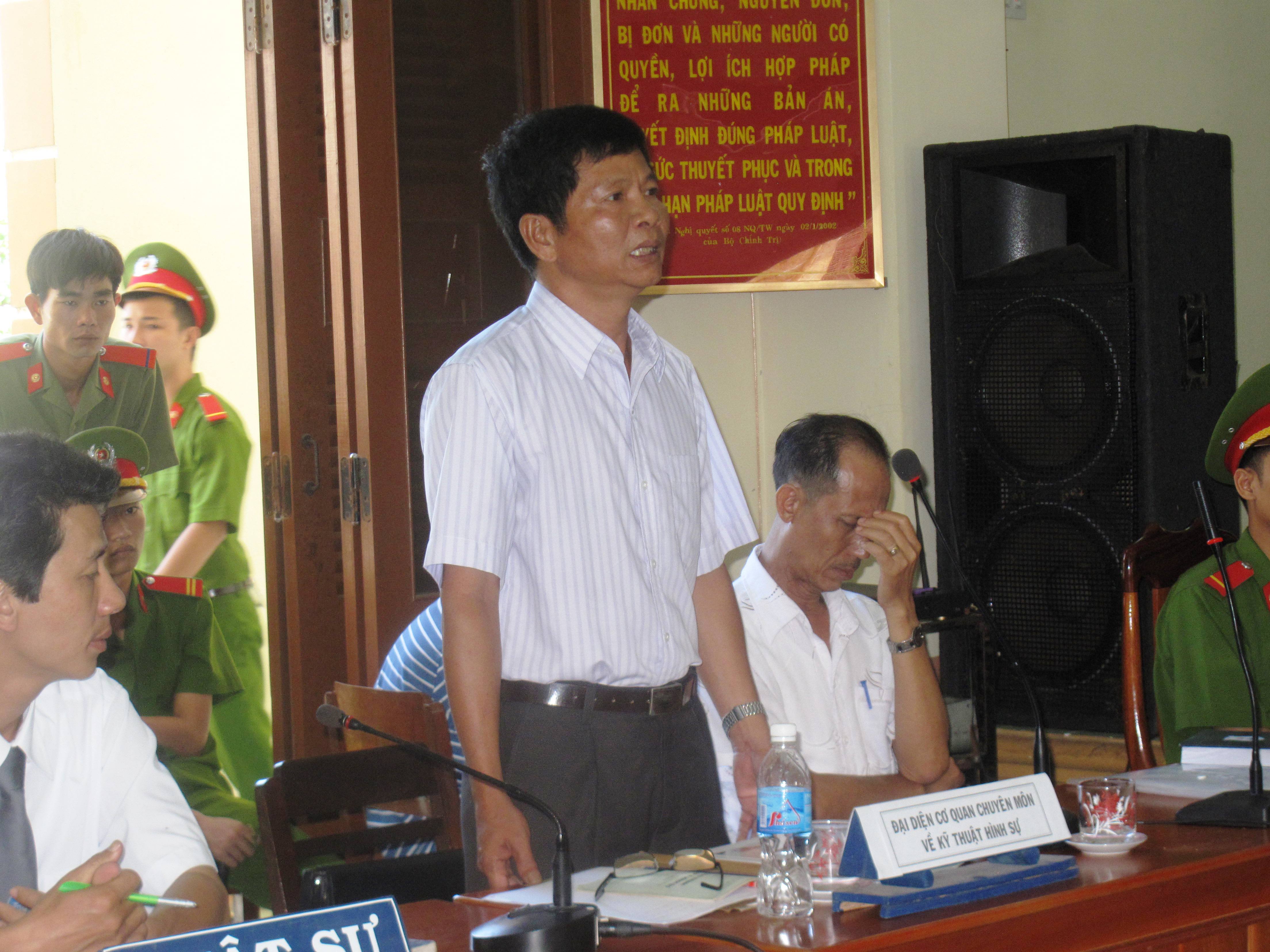 Thượng t&aacute; Lương Tấn Nhựt cho rằng c&aacute;c vết thương m&agrave; LS Đ&ocirc;n nghi ch&aacute;y do roi điện chỉ l&agrave; vết x&acirc;y x&aacute;t cũ
