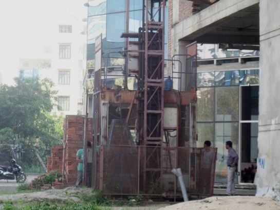 Nhi&ecirc;̀u thi&ecirc;́t bị x&acirc;y dựng bị rỉ sét vì l&acirc;u ngày kh&ocirc;ng được sử dụng
