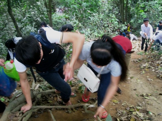 C&aacute;c bạn trẻ tay trong tay tr&egrave;o n&uacute;i