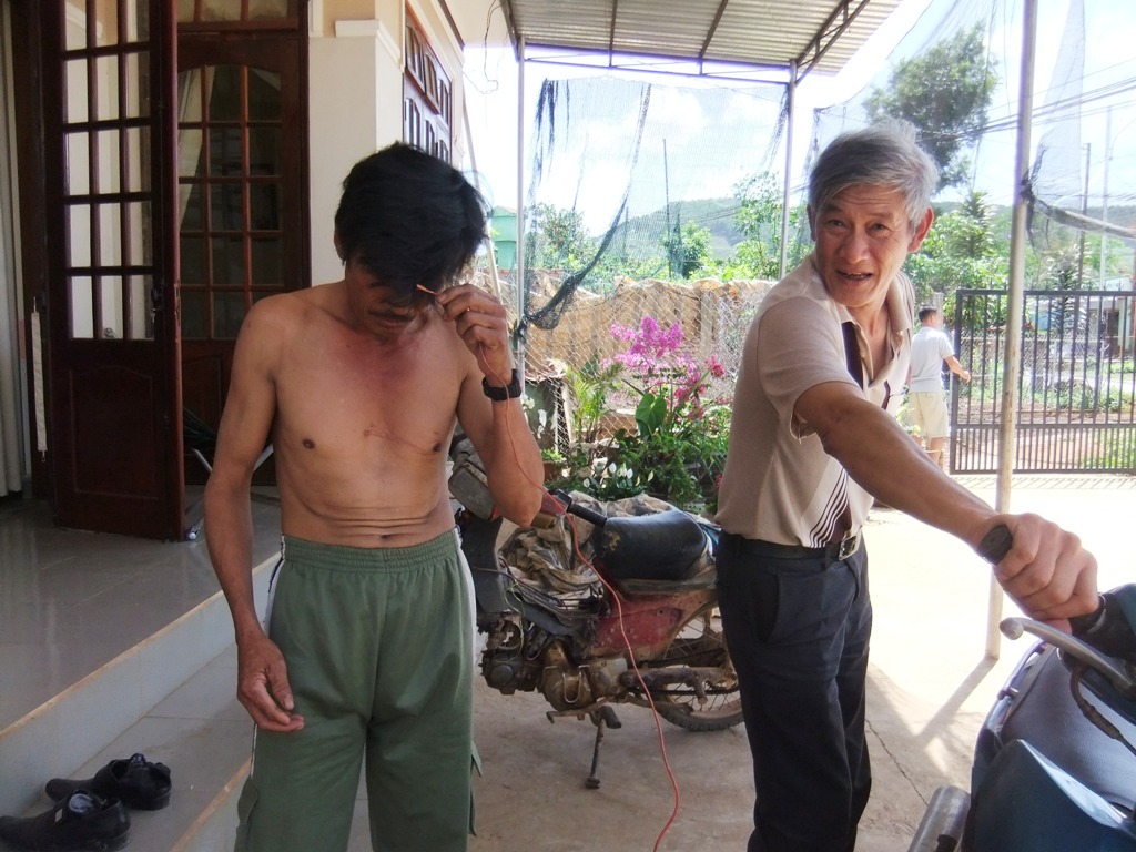 D&ograve;ng điện 220V chạy qua người nhưng &ldquo;người điện&rdquo; kh&ocirc;ng hề hấng g&igrave;.