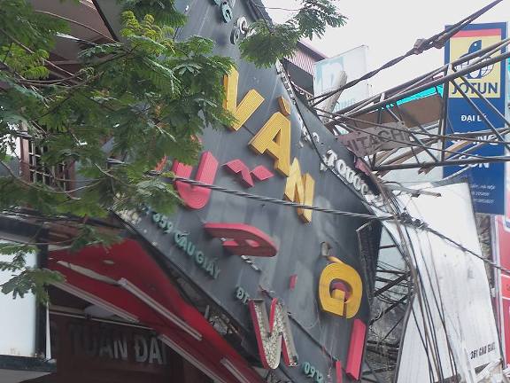 Biển hiệu của hiệu vàng Tuấn Đãi ở số 359 Cầu Giấy bị đè hỏng