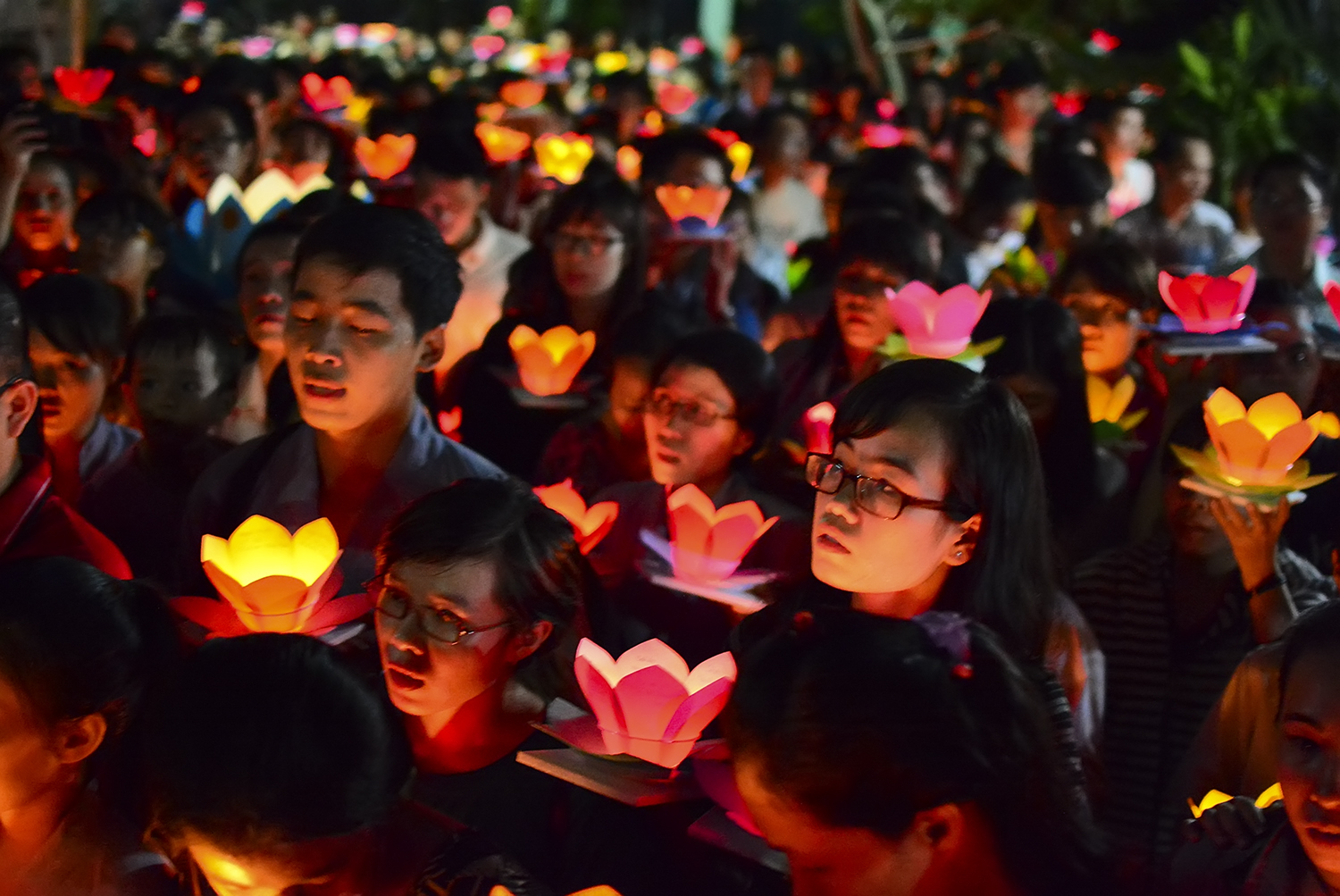 Tuy nhi&ecirc;n, số lượng người tham gia qu&aacute; đ&ocirc;ng đ&ocirc;i l&uacute;c cũng xảy ra t&igrave;nh trạng chen lấn, x&ocirc; đẩy. Ảnh: Thăng B&igrave;nh.