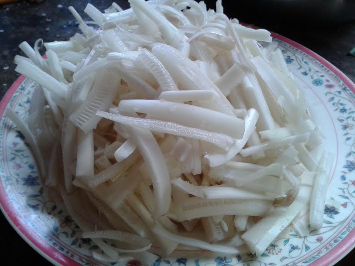 Chuối xắt xong phải ng&acirc;m qua nước pha chanh để ra bớt ch&aacute;t