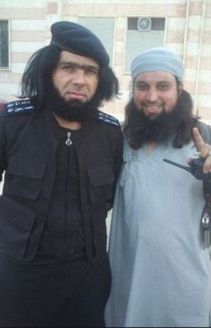 Hachim Chaib (phải) v&agrave; thủ lĩnh IS ở tỉnh Anbar - Iraq Abu Wahib. Ảnh: Daily Mail