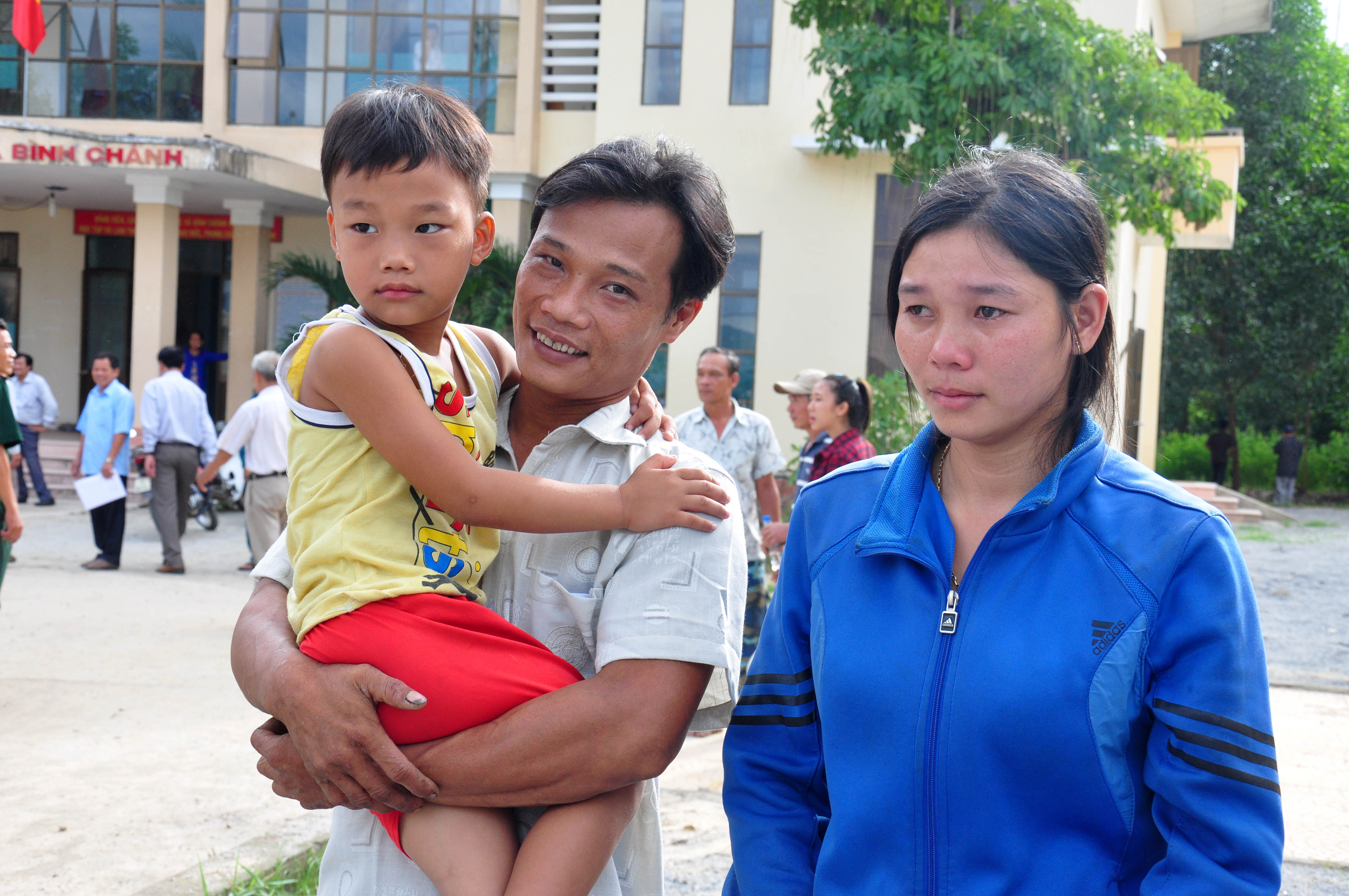 Ngư d&acirc;n Nguyễn Ph&uacute; Cầu &ocirc;m chặt đứa con trai 5 tuổi v&agrave;o l&ograve;ng. Ảnh: Tử Trực