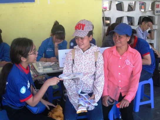 Em Tr&acirc;̀n Thị Huy&ecirc;̀n và mẹ (Nam Định) được các bạn tình nguy&ecirc;̣n vi&ecirc;n phát bánh mỳ và nước mi&ecirc;̃n phí