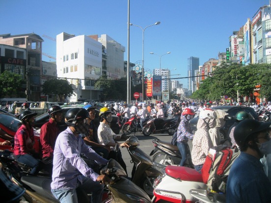 Dòng người kẹt cứng tại vòng xoay C&acirc;̀u Gi&acirc;́y