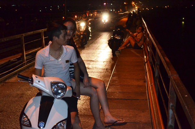 Tr&ecirc;n cầu chủ y&ecirc;́u là nam nữ thanh ni&ecirc;n