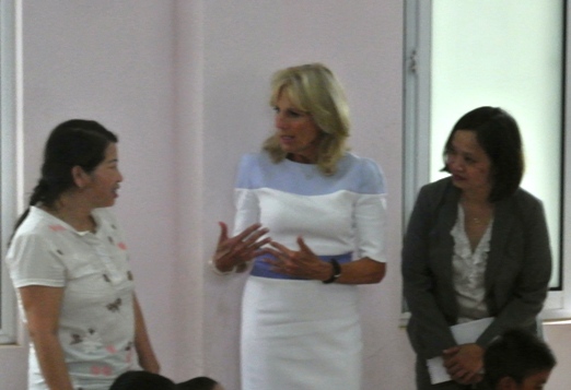 B&agrave; Biden tr&ograve; chuyện với gi&aacute;o vi&ecirc;n