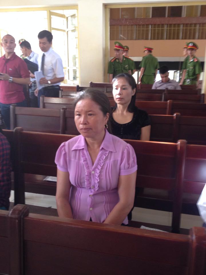 B&agrave; Nguyễn Thị L&agrave;nh, mẹ kế của Chung, c&oacute; mặt tại phi&ecirc;n to&agrave;