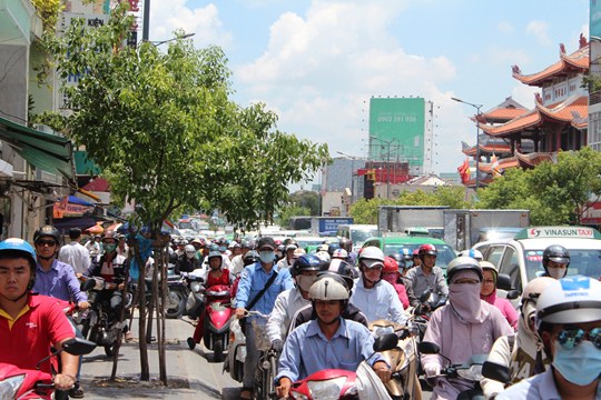 Do ảnh hưởng từ vụ va chạm giao th&ocirc;ng, h&agrave;ng ng&agrave;n người phải chịu cảnh &ugrave;n tắc, phơi m&igrave;nh dưới nắng gắt giữa buổi trưa