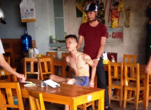 Nam thanh ni&ecirc;n say xỉn gặp ai cũng đ&ograve;i ch&eacute;m bị c&ocirc;ng an khống chế, bắt giữ. Ảnh Q.Du