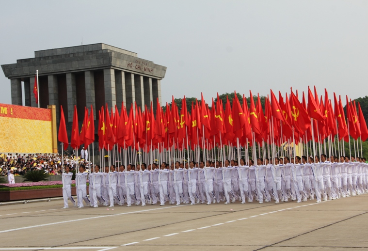 Khối Hồng Kỳ tiến v&agrave;o lễ đ&agrave;i