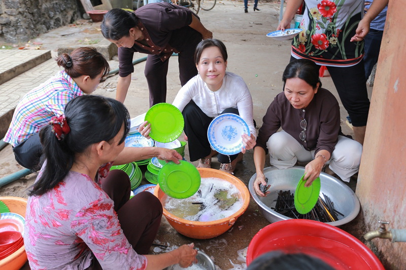 C&ocirc; phụ gi&uacute;p rửa ch&eacute;n