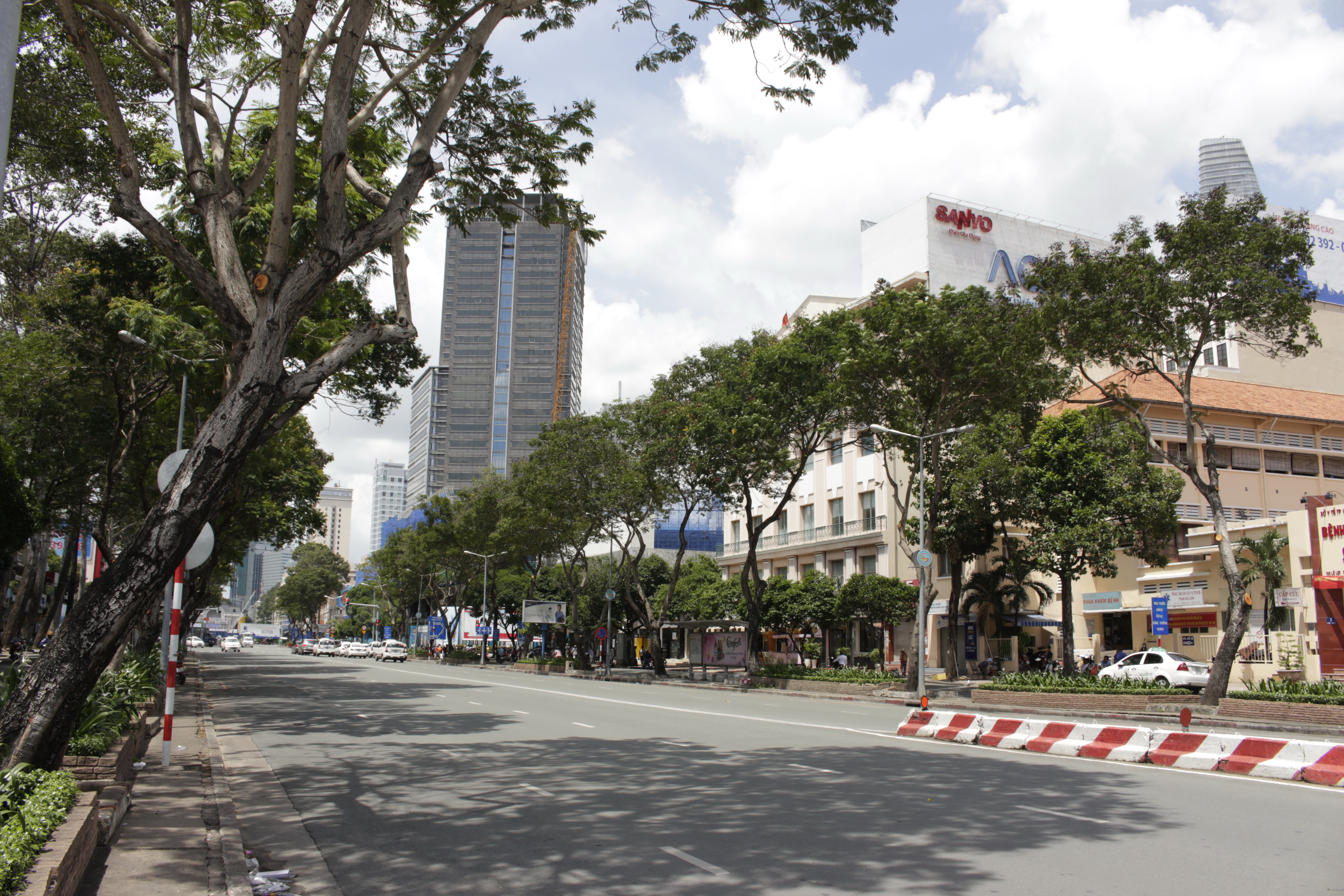 Những h&agrave;ng c&acirc;y thuộc giao lộ Trần Hưng Đạo &ndash; Phạm Ngũ L&atilde;o sắp bị đốn hạ để x&acirc;y dựng c&ocirc;ng tr&igrave;nh metro, đoạn c&ocirc;ng tr&igrave;nh từ ga Suối Ti&ecirc;n về ga Nh&agrave; h&aacute;t TP